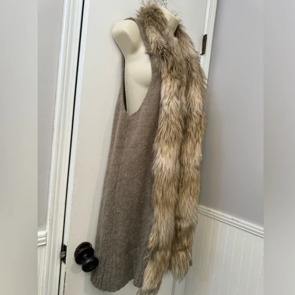 Steve Madden Fur Sweater Vest with Hidden Pockets XL - Picture 2 of 8
